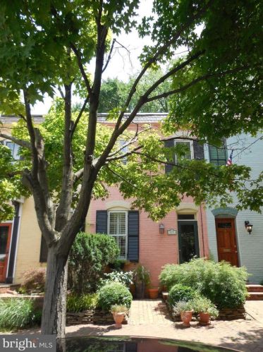 325 Royal St, Alexandria VA  22314-2628 exterior