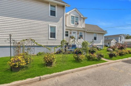 222 Cedar Ln, Babylon NY  11702-4417 exterior