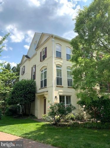 248 Murtha St, Alexandria, VA 22304-8601