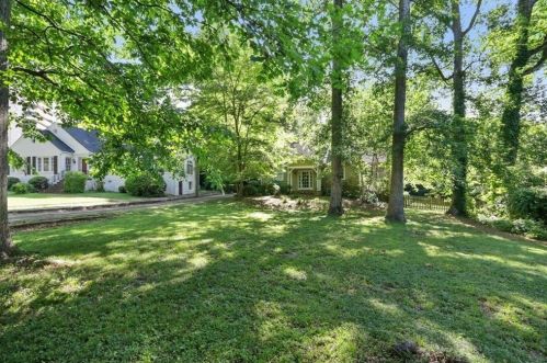 3631 Kingsboro Rd, Atlanta GA  30319-1312 exterior