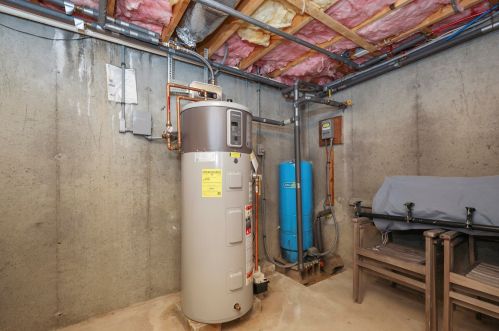 375 Hatch Rd, Eastham MA 02642-1847 exterior