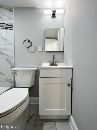 5910 Brookview Dr, Alexandria VA 22310-1819 exterior