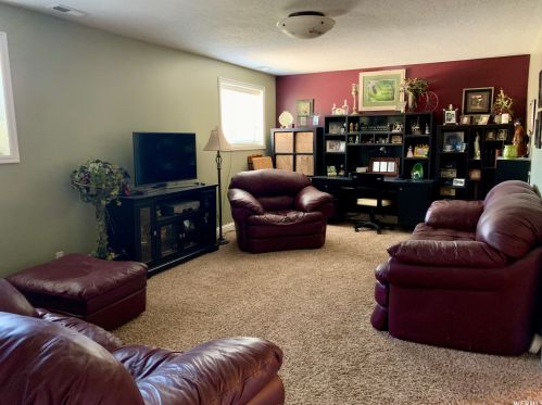 8672 Aspen Way, Sandy UT 84093-1827 exterior