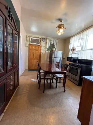 2420 Sawyer Ave, Chicago IL 60647-2541 exterior