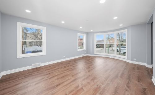 8247 Oglesby Ave, Chicago IL  60617-1927 exterior