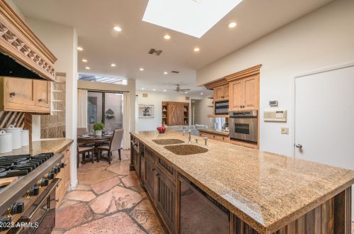 5761 Echo Canyon Cir, Phoenix AZ  85018-1270 exterior