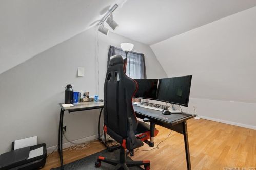 33 Deerfield Dr, Manchester CT 06040-3819 exterior