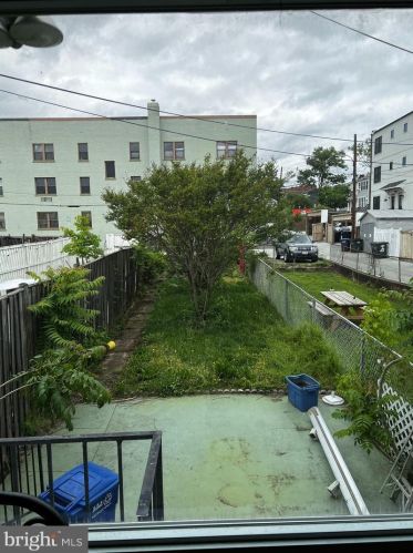 326 Douglas St, Washington, DC 20002-1034