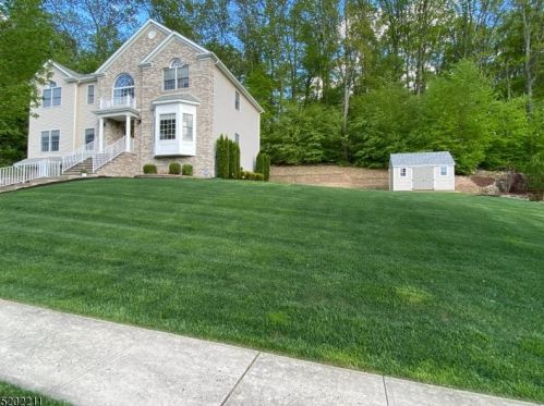 11 Salmon Ct, Mount Olive, NJ 07828-2822