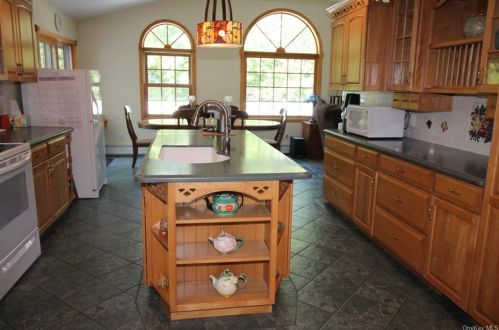 5 Cleveland Dr, Poughkeepsie, NY 12601-6018