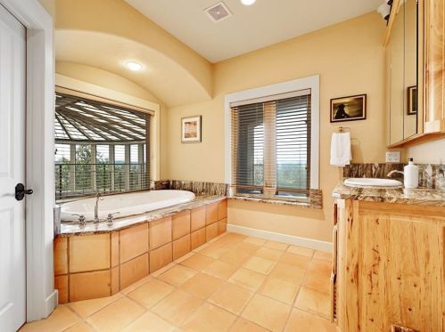 610 Crystal Crk Dr, Austin TX 78746-4728 exterior