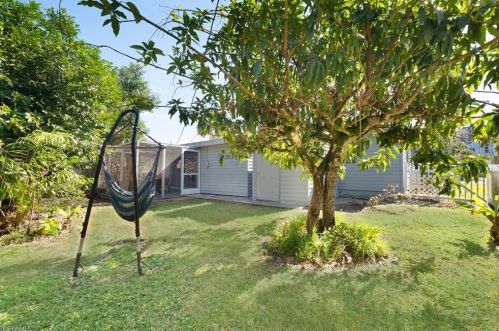 2047 Hbr Ln, Naples FL 34104-4218 exterior