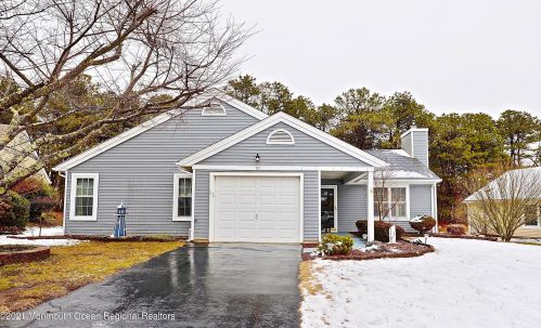 10 Surrey Ct, Lacey, NJ 08731-5609