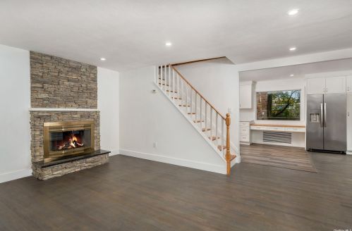 39 18th St, Huntington Station, NY 11746-2331