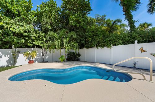 1602 Thumb Pt Dr, Fort Pierce FL 34949-3569 exterior