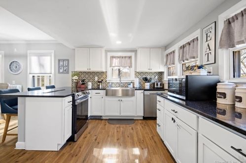 304 Autumn St, Manchester CT  06040-5556 exterior