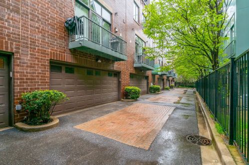 2757 Greenview Ave, Chicago IL  60614-1167 exterior