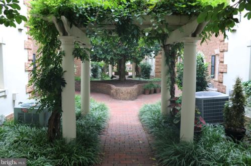 998 Royal St, Alexandria VA  22314-4343 exterior