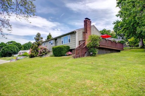 17 Concord Dr, Middletown, RI 02842-5209