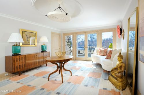 33 Mdw Wood Dr, Greenwich CT 06830-7023 exterior