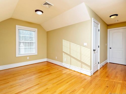 32 Harold Rd, Farmington CT 06032-3407 exterior