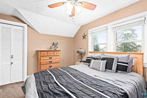 11 3 St, Duluth MN 55805-1727 exterior