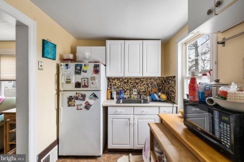 31 Clinton Ave, Camden NJ 08109-2006 exterior