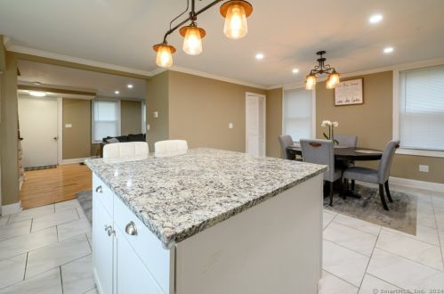 252 Main St, Meriden CT 06451-3859 exterior