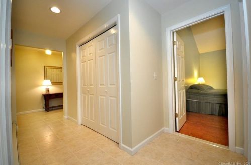 221 Marshall Phelps Rd, Windsor CT 06095-1743 exterior