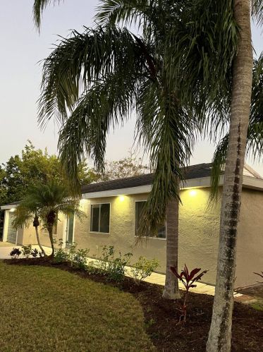 592 Whitmore Dr, Fort Pierce FL  34984-4570 exterior