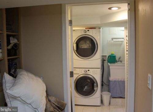 1735 Cameron St, Alexandria VA  22314-2706 exterior