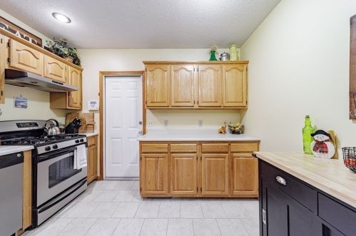 201 Winterset Dr, Springfield MA 01129-1850 exterior