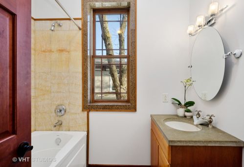 2013 Greenleaf Ave, Chicago IL 60645-3509 exterior