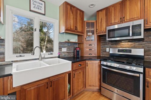 5608 Helmsdale Ln, Alexandria VA 22315-4137 exterior