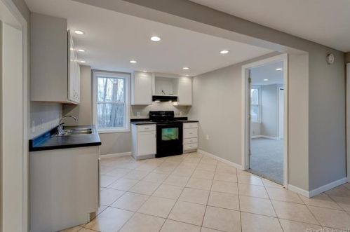 302 Woodbridge St, Manchester CT 06042-2372 exterior