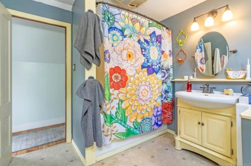 211 Woodbridge St, Manchester CT 06042-2346 exterior