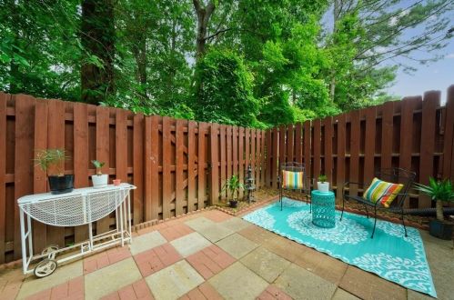 802 Brighton Pt, Atlanta, GA 30328-1371