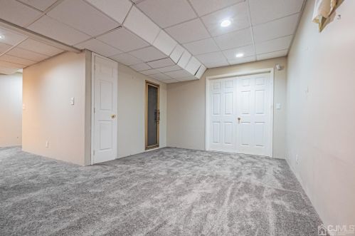 6 Sarah Ct, Edison NJ 08817-2288 exterior