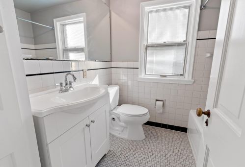 6924 Yates Rd, Milwaukee WI 53217-3948 exterior