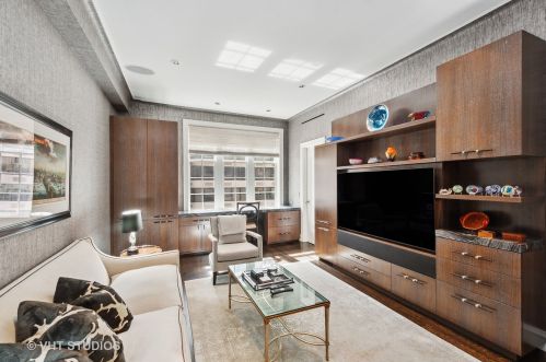 220 Walton Pl, Chicago IL 60611-1649 exterior