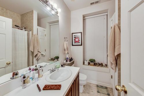 1112 Damen Ave, Chicago IL 60622 exterior