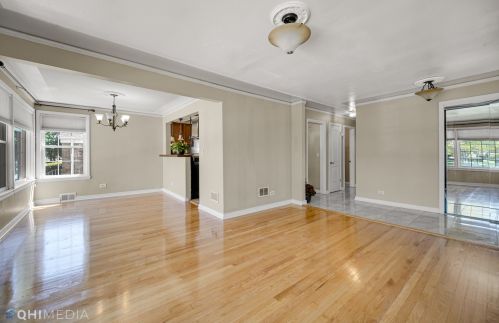 6746 Whipple St, Chicago, IL 60645-4123