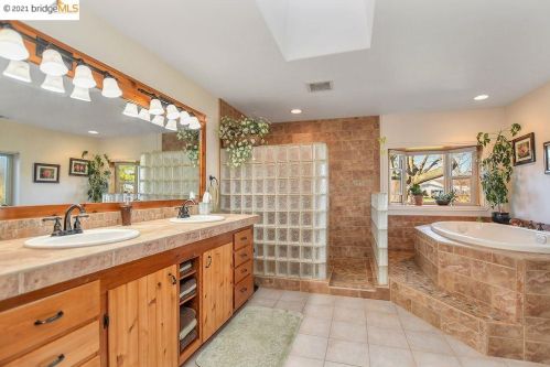 2884 Ln Dr, Concord CA 94518-2106 exterior