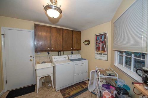 7 Ryder Ct, Huntington Station NY 11746-6142 exterior