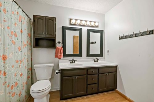 1558 Baylor Ct, Saint Paul MN 55122-4820 exterior