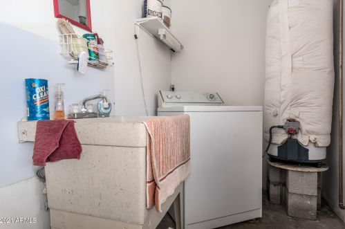 2902 Desert Cv Ave, Phoenix AZ 85028-3430 exterior