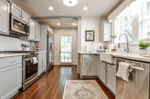 2424 Glenwood Dr, Atlanta GA  30305-4341 exterior