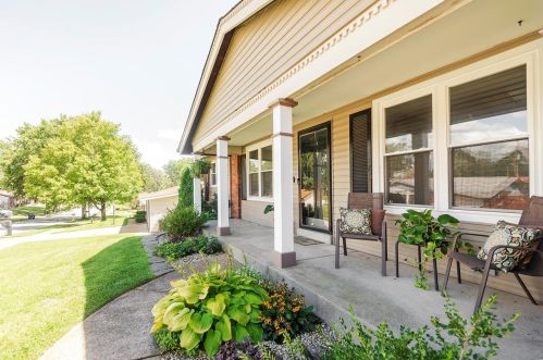 2690 Blackforest Dr, Saint Louis, MO 63129-4728