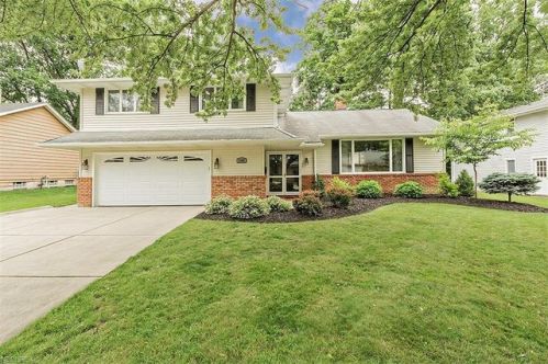 5388 Blue Bell Dr, Cleveland, OH 44124-2804