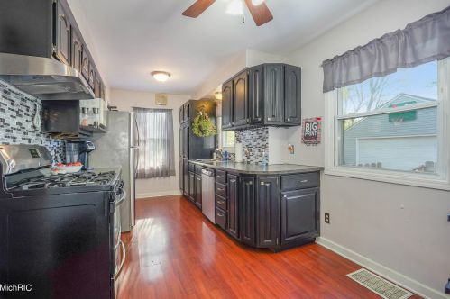 1148 Aberdeen St, Grand Rapids MI 49505-3822 exterior